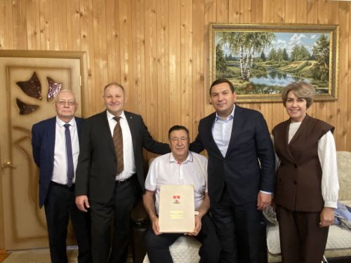 Чирмешән районы җитәкчелеге Рәис Мөбарәкҗановның хәлен белешеп кайтты