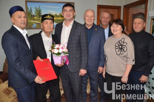 Чирмешәннән Гомәр Шарапов әтисенең аны башыннан сыйпавын гына хәтерли