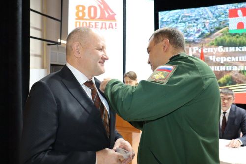 СВОдагылырга гуманитар ярдәм итүче кайбер чирмешәнлеләрне бүләкләделәр