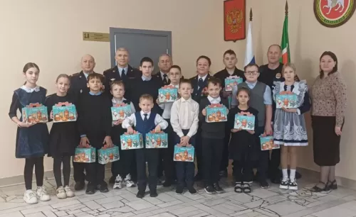 Чирмешән районының полиция ветераннары 57 балага бүләк бирде