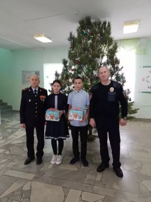 Чирмешән районының полиция ветераннары 57 балага бүләк бирде