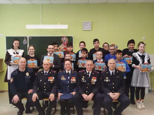 Чирмешән районының полиция ветераннары 57 балага бүләк бирде