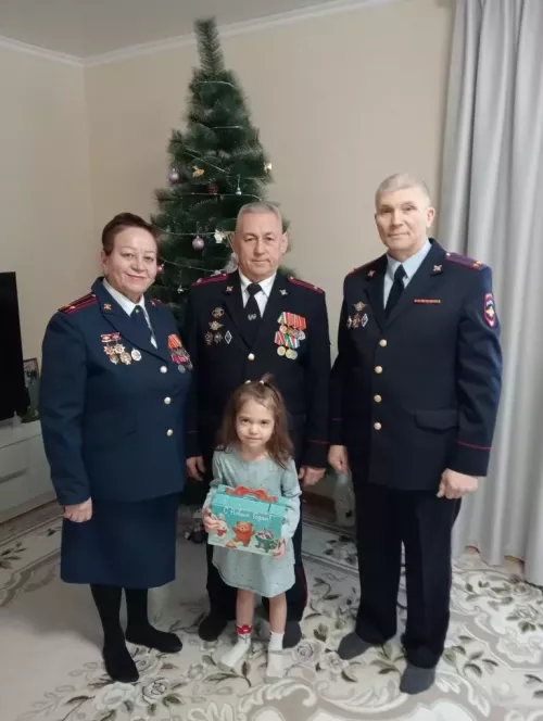 Чирмешән районының полиция ветераннары 57 балага бүләк бирде