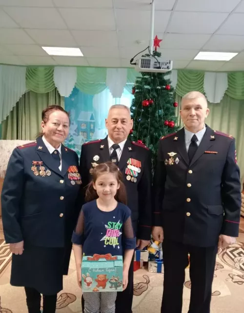 Чирмешән районының полиция ветераннары 57 балага бүләк бирде