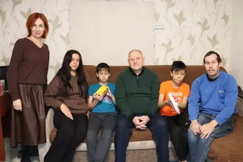 Чирмешән районы башлыгы балаларны автомашиналар белән сөендерде