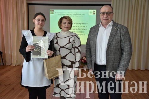 В Черемшане даже девушки интересуются профессией электрика