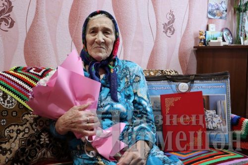 Чирмешәндә яшәүче 90 яшьлек Елена Долгополова маскировкалау челтәре үрә