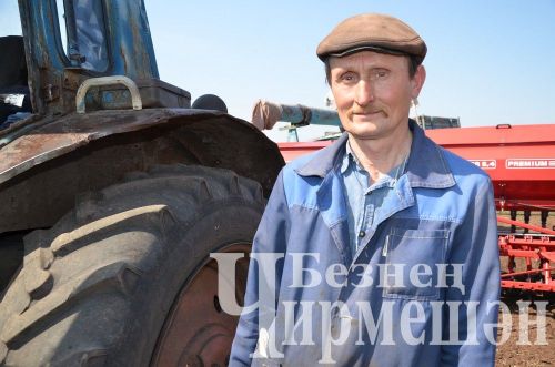 Возле песчаного карьера у Нового Ильмова сеют ячмень