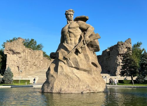 Исеме Мамай курганындагы һәйкәлгә уелган