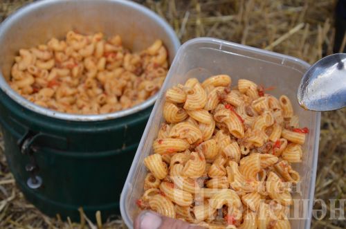Старокутушских комбайнеров угостили макаронами по-флотски