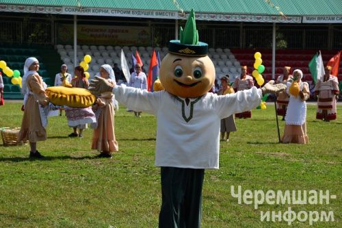 Чирмешәндәге “Суган даласы”нда кунакларны 1 килограммлы суган да шаккатырды