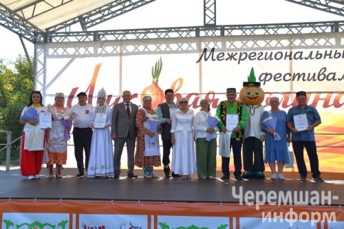 Чирмешәндәге “Суган даласы”нда күп чирмешәнлеләр бүләкләнде