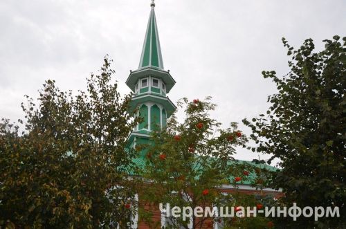 Кара Чишмә мәчете имамы халык җыенына кәрәзле бал алып килгән