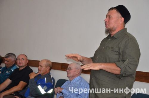 Кара Чишмә мәчете имамы халык җыенына кәрәзле бал алып килгән