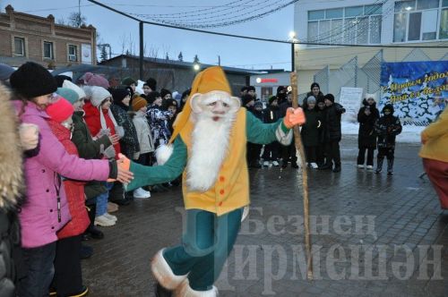 Чирмешән балаларын Әлмәт артистлары сөендерде (ФОТОРЕПОРТАЖ)