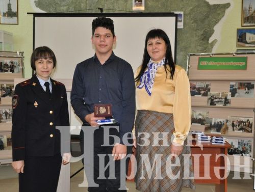 Чирмешәннең яшь гражданнарына паспортлар тапшырдылар (ФОТОРЕПОРТАЖ)