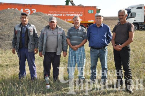 Общество "БИО-АГРО" обмолачивает подсолнечник вблизи села Мордовское Афонькино (ФОТОРЕПОРТАЖ)