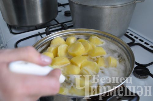 "ЧИРМЕШӘНАГРО" ашханәсендә техника ремонтлаучыларга төшке аш әзерлиләр (ФОТОРЕПОРТАЖ)