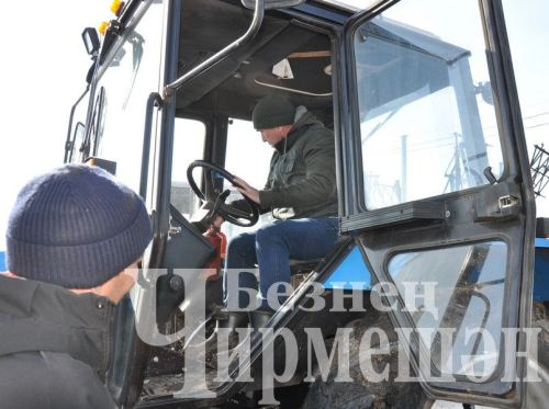 В Черемшан приехал заместитель министра сельского хозяйства и продовольствия РТ Рафаэль Фаттахов (ФОТОРЕПОРТАЖ)