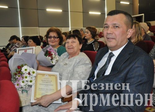 Чирмешән районның социаль хезмәткәрләрне бүләкләделәр (ФОТОРЕПОРТАЖ)
