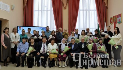 Глава Черемшаского района вручил сертификаты молодым семьям на торжестве в честь семей - юбиляров (ФОТОРЕПОРТАЖ)