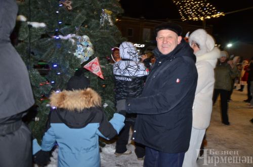 В Черемшане зажгли огни на центральной елке (ФОТОРЕПОРТАЖ)