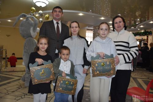 Сказочные герои пригласили детей участников СВО на новогоднее чудо (ФОТОРЕПОРТАЖ)