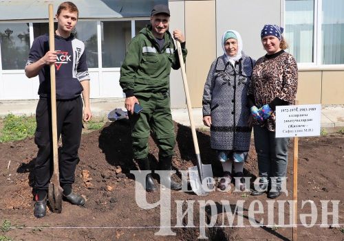 Лашман мәктәбе янында бакча утырттылар (ФОТОРЕПОРТАЖ)
