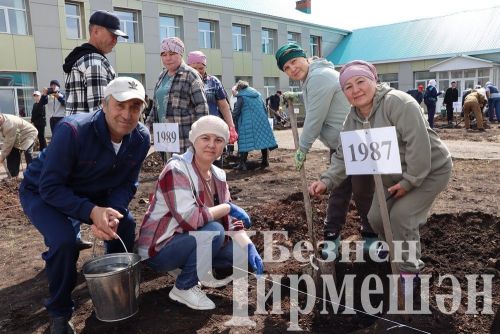 Лашман мәктәбе янында бакча утырттылар (ФОТОРЕПОРТАЖ)