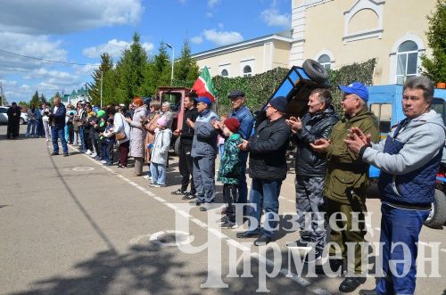 Чирмешәнлеләр үзләре ясаган машина - тракторларын күргәзмәгә алып килделәр (ФОТОРЕПОРТАЖ)