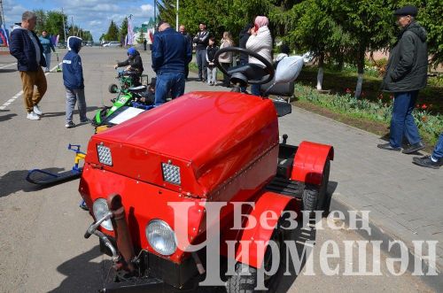 Чирмешәнлеләр үзләре ясаган машина - тракторларын күргәзмәгә алып килделәр (ФОТОРЕПОРТАЖ)