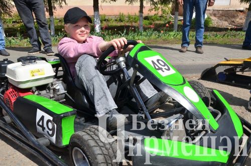 Чирмешәнлеләр үзләре ясаган машина - тракторларын күргәзмәгә алып килделәр (ФОТОРЕПОРТАЖ)