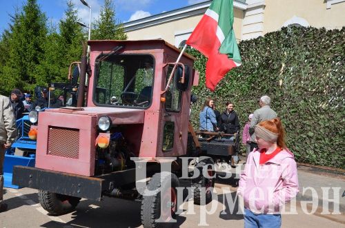 Чирмешәнлеләр үзләре ясаган машина - тракторларын күргәзмәгә алып килделәр (ФОТОРЕПОРТАЖ)