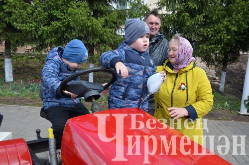 Чирмешәнлеләр үзләре ясаган машина - тракторларын күргәзмәгә алып килделәр (ФОТОРЕПОРТАЖ)