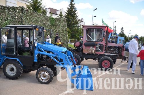 Чирмешәнлеләр үзләре ясаган машина - тракторларын күргәзмәгә алып килделәр (ФОТОРЕПОРТАЖ)