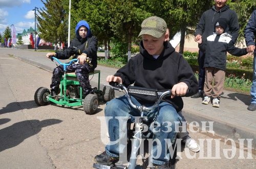 Чирмешәнлеләр үзләре ясаган машина - тракторларын күргәзмәгә алып килделәр (ФОТОРЕПОРТАЖ)