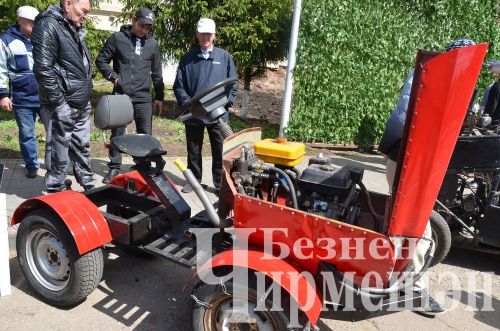 Чирмешәнлеләр үзләре ясаган машина - тракторларын күргәзмәгә алып килделәр (ФОТОРЕПОРТАЖ)