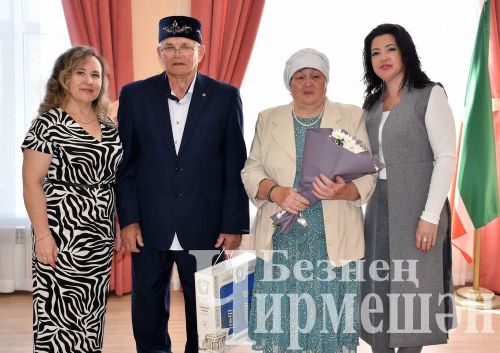Чирмешәндә юбиляр гаиләләрне тәбрикләделәр (ФОТОРЕПОРТАЖ)