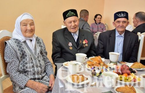 Чирмешәндә юбиляр гаиләләрне тәбрикләделәр (ФОТОРЕПОРТАЖ)