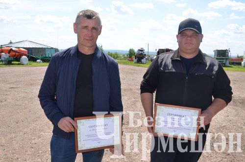 Глава Черемшанского района Рамиль Айбатов наградил лучших механизаторов денежными сертификатами (ФОТОРЕПОРТАЖ)