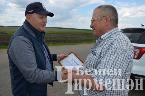 Глава Черемшанского района Рамиль Айбатов наградил лучших механизаторов денежными сертификатами (ФОТОРЕПОРТАЖ)