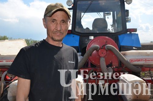 Глава Черемшанского района Рамиль Айбатов наградил лучших механизаторов денежными сертификатами (ФОТОРЕПОРТАЖ)