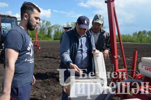 Глава Черемшанского района Рамиль Айбатов наградил лучших механизаторов денежными сертификатами (ФОТОРЕПОРТАЖ)