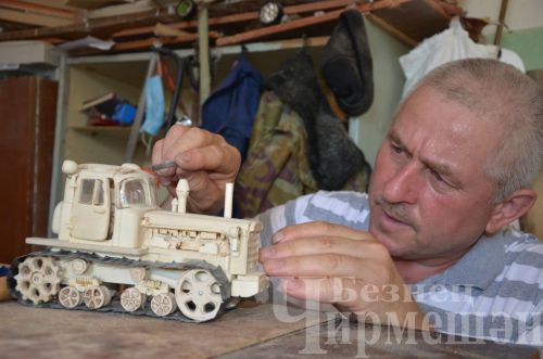Чирмешәннән Сәлимҗан Гамиров агачтан ДТ-75 тракторы ясый (ФОТОРЕПОРТАЖ)