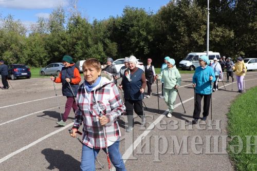 В Черемшане третий год подряд провели фестиваль скандинавской ходьбы (ФОТОРЕПОРТАЖ)