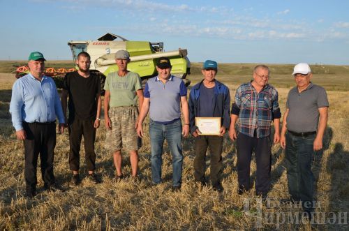 Чирмешәндә урак алдынгыларына акчалата сертификатлар тапшырдылар (ФОТОРЕПОРТАЖ)