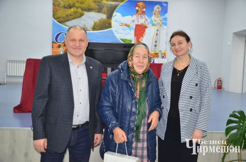 Сход граждан в Кутеме посетила и 95-летняя ветеран тыла Ольга Логинкина (ФОТОРЕПОРТАЖ)