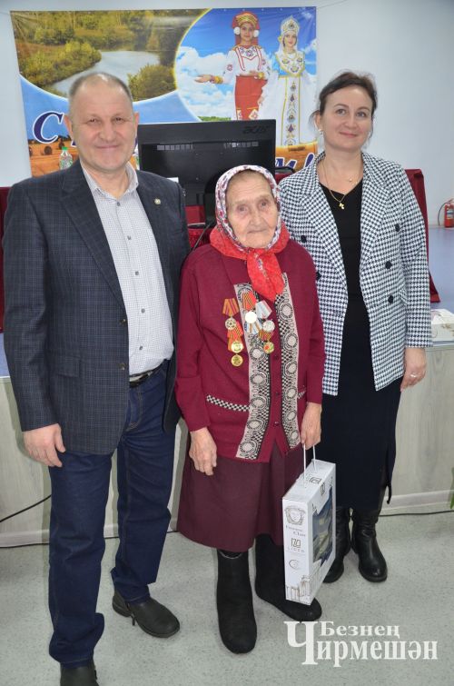 Сход граждан в Кутеме посетила и 95-летняя ветеран тыла Ольга Логинкина (ФОТОРЕПОРТАЖ)