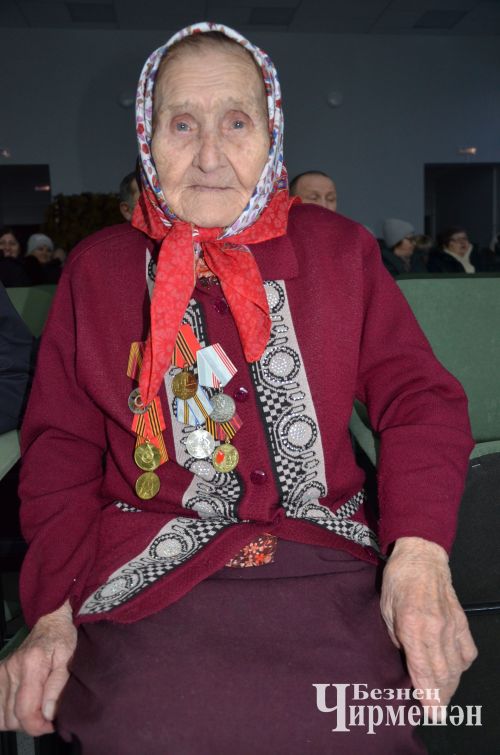 Сход граждан в Кутеме посетила и 95-летняя ветеран тыла Ольга Логинкина (ФОТОРЕПОРТАЖ)