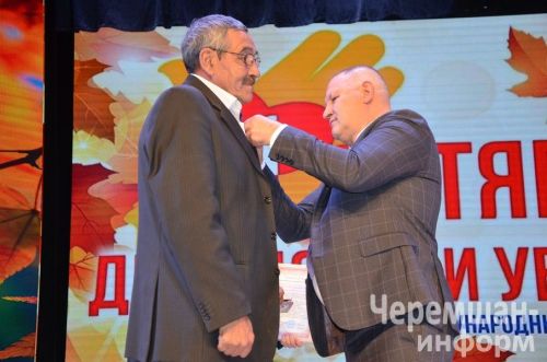 Бүген өлкәннәребез өчен район мәдәният йортында матур чара үтте (ФОТОРЕПОРТАЖ)